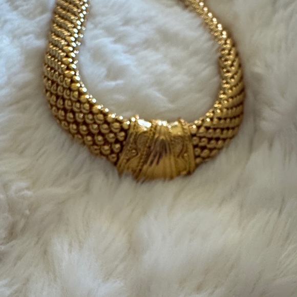 Vintage Avon Gold Plated Mesh Chain Magnetic Front Lock Necklace NEW IN BOX - Picture 2 of 7